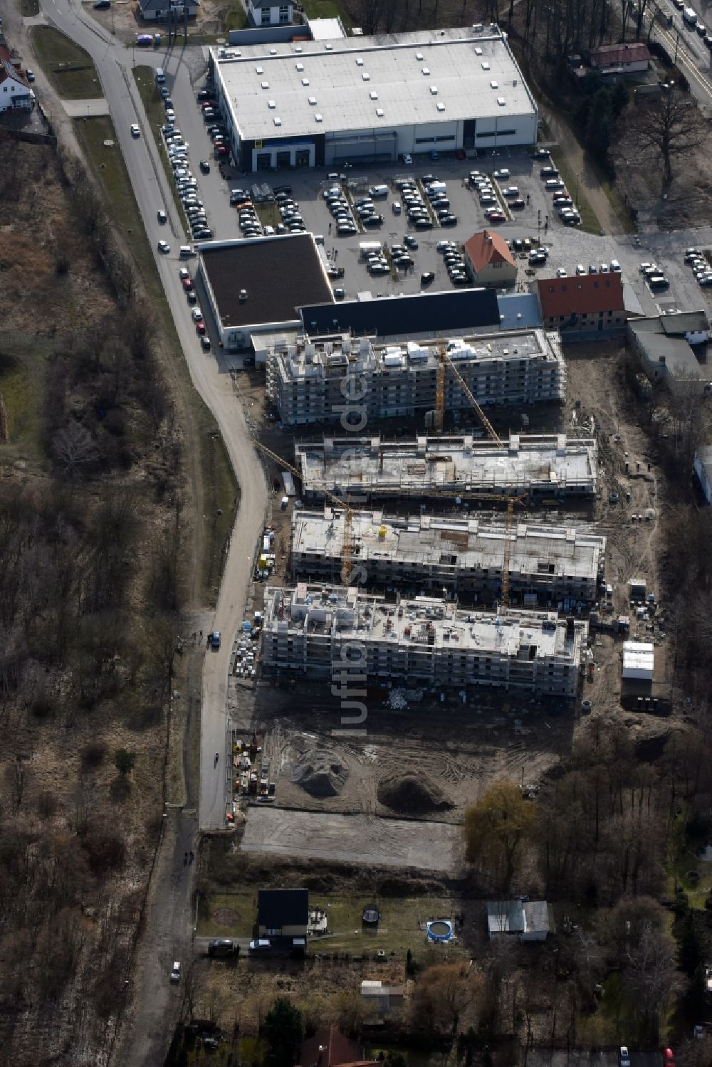 Berlin von oben - Baustelle zum Neubau einer Mehrfamilienhaus-Wohnanlage An der Schule im Stadtteil Mahlsdorf in Berlin