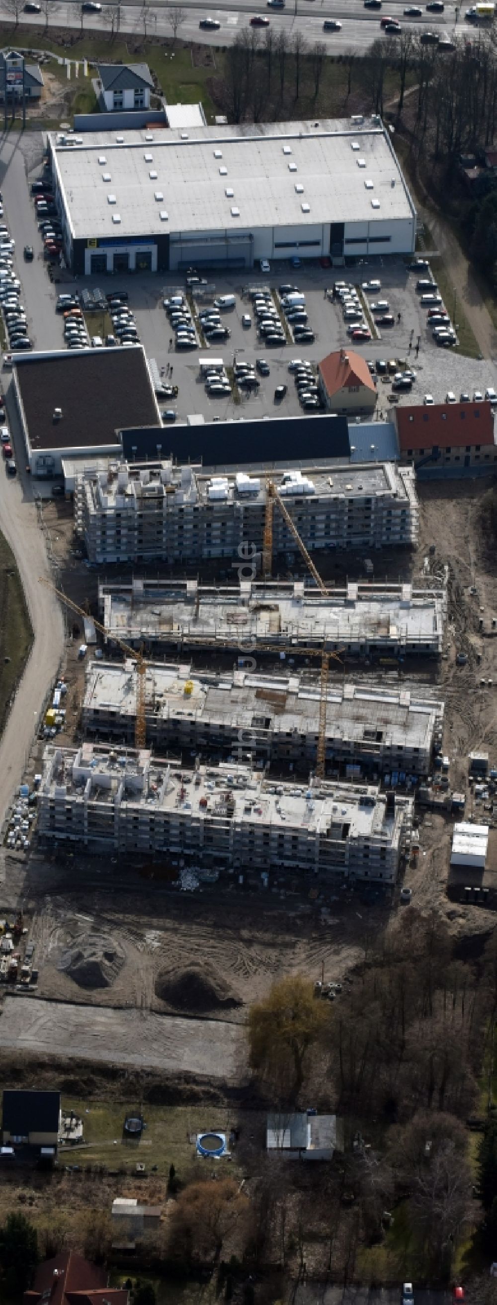 Berlin aus der Vogelperspektive: Baustelle zum Neubau einer Mehrfamilienhaus-Wohnanlage An der Schule im Stadtteil Mahlsdorf in Berlin