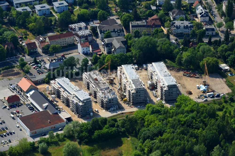 Berlin von oben - Baustelle zum Neubau einer Mehrfamilienhaus-Wohnanlage An der Schule im Stadtteil Mahlsdorf in Berlin