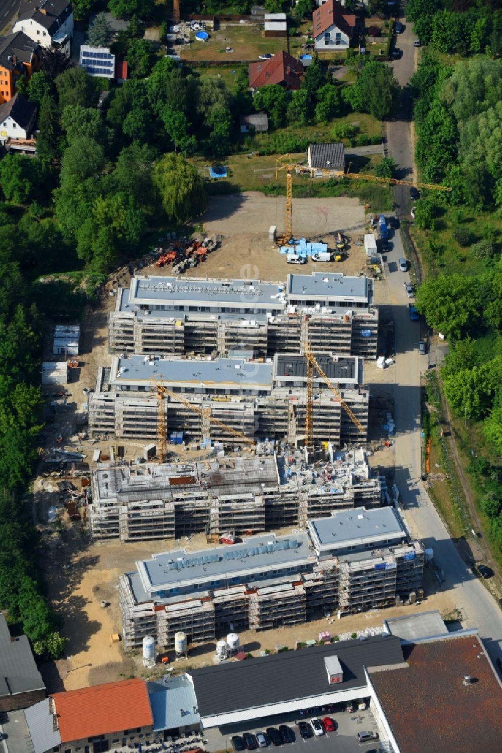 Luftaufnahme Berlin - Baustelle zum Neubau einer Mehrfamilienhaus-Wohnanlage An der Schule im Stadtteil Mahlsdorf in Berlin