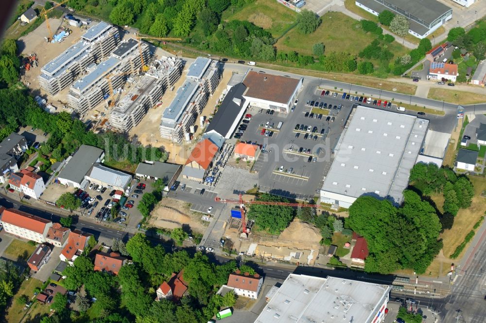 Berlin aus der Vogelperspektive: Baustelle zum Neubau einer Mehrfamilienhaus-Wohnanlage An der Schule im Stadtteil Mahlsdorf in Berlin