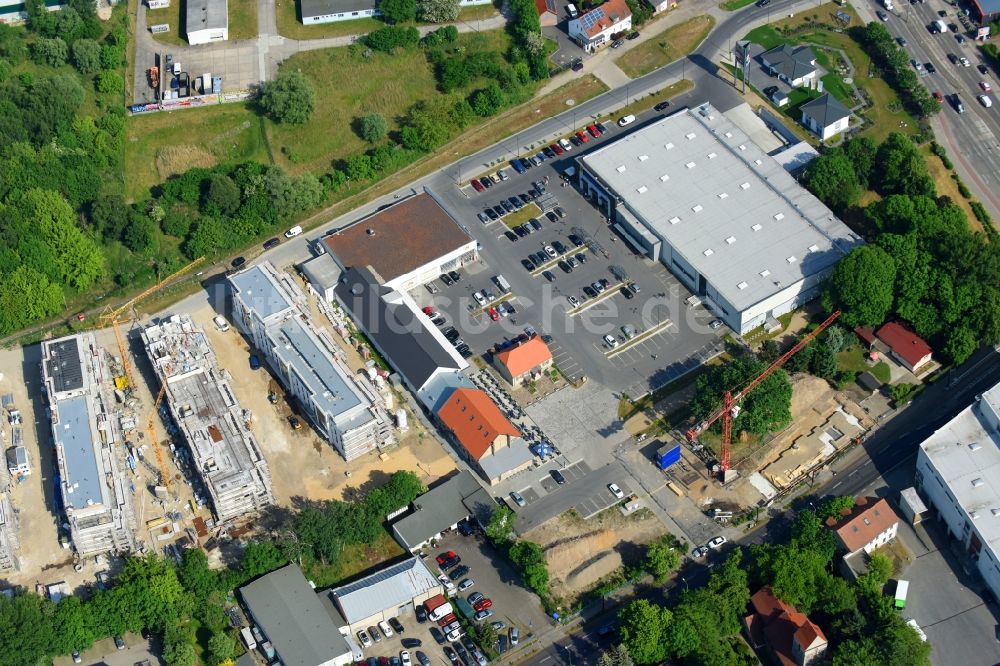 Luftaufnahme Berlin - Baustelle zum Neubau einer Mehrfamilienhaus-Wohnanlage An der Schule im Stadtteil Mahlsdorf in Berlin