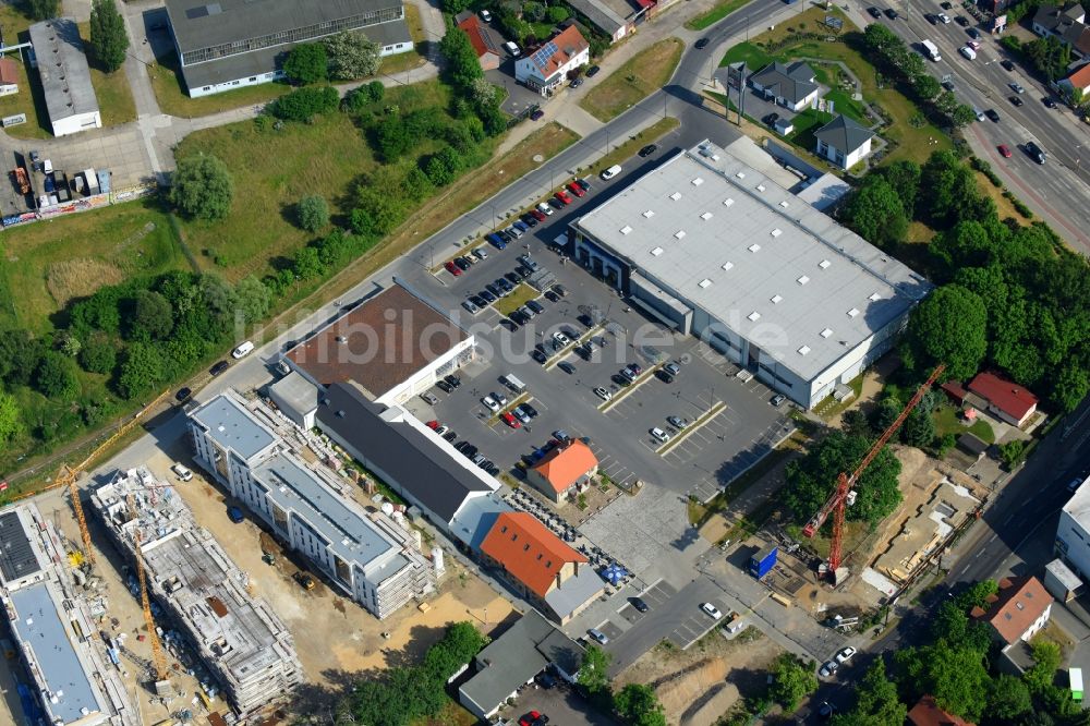 Berlin von oben - Baustelle zum Neubau einer Mehrfamilienhaus-Wohnanlage An der Schule im Stadtteil Mahlsdorf in Berlin