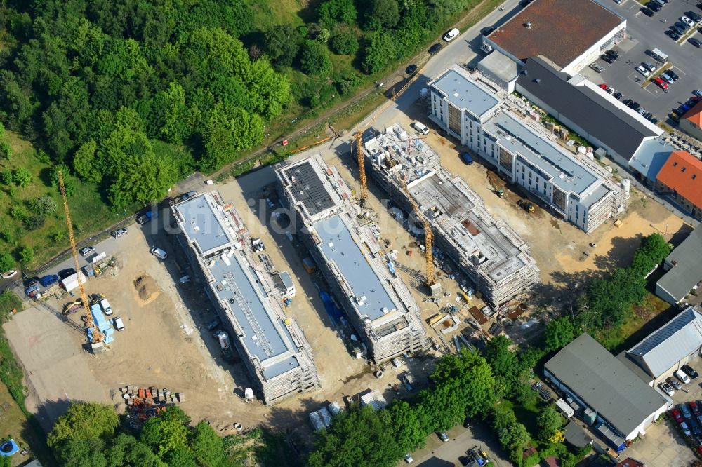 Berlin aus der Vogelperspektive: Baustelle zum Neubau einer Mehrfamilienhaus-Wohnanlage An der Schule im Stadtteil Mahlsdorf in Berlin