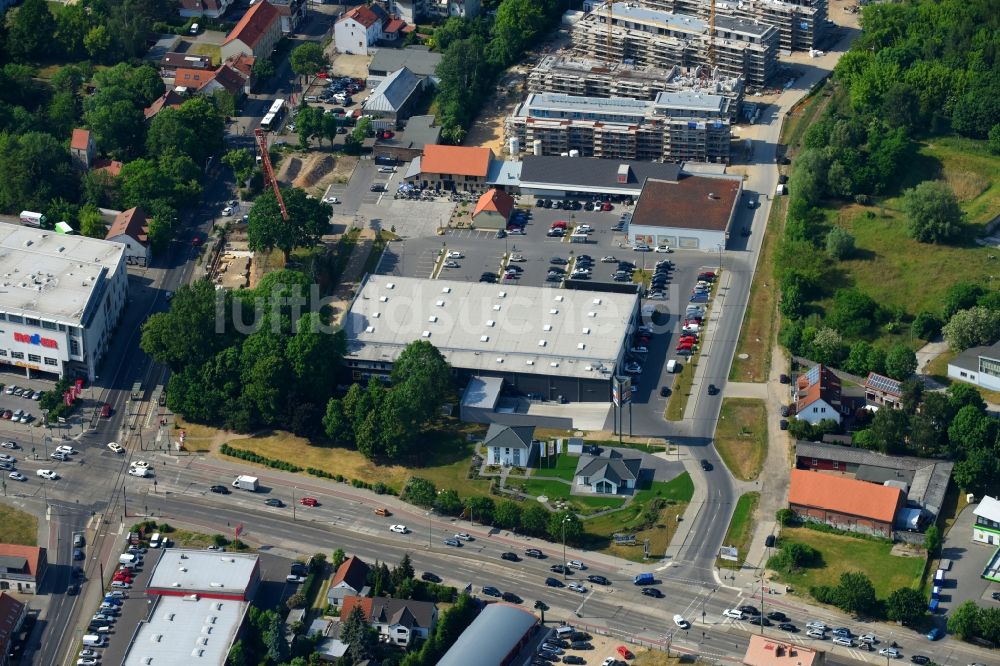 Luftbild Berlin - Baustelle zum Neubau einer Mehrfamilienhaus-Wohnanlage An der Schule im Stadtteil Mahlsdorf in Berlin