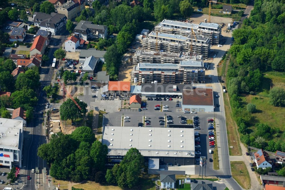 Luftaufnahme Berlin - Baustelle zum Neubau einer Mehrfamilienhaus-Wohnanlage An der Schule im Stadtteil Mahlsdorf in Berlin