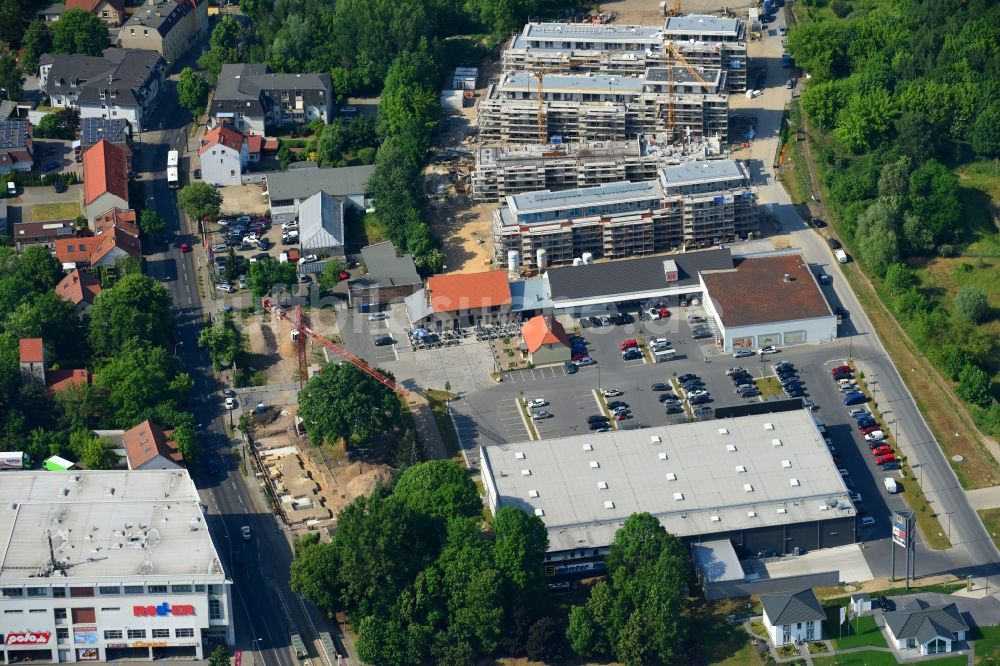 Berlin von oben - Baustelle zum Neubau einer Mehrfamilienhaus-Wohnanlage An der Schule im Stadtteil Mahlsdorf in Berlin