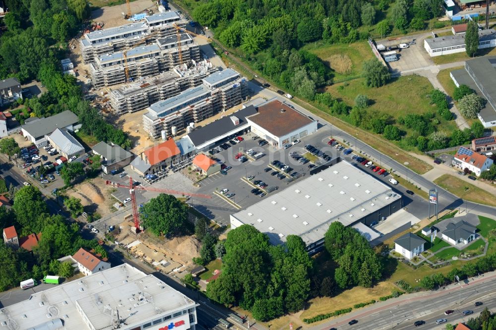 Berlin aus der Vogelperspektive: Baustelle zum Neubau einer Mehrfamilienhaus-Wohnanlage An der Schule im Stadtteil Mahlsdorf in Berlin