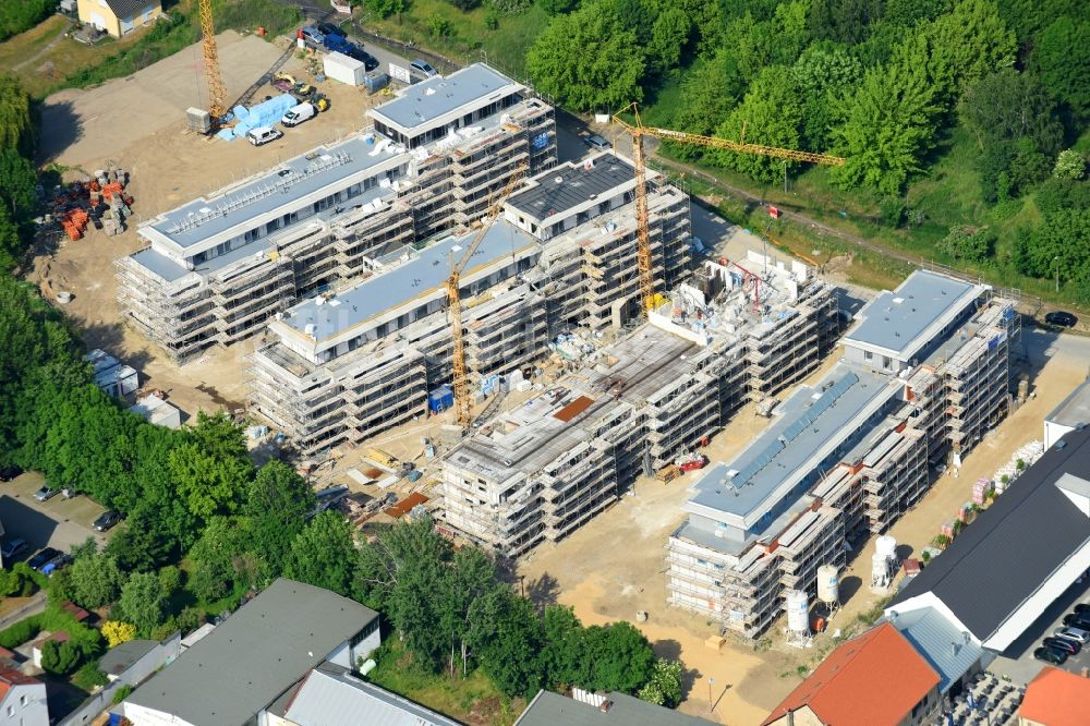 Berlin von oben - Baustelle zum Neubau einer Mehrfamilienhaus-Wohnanlage An der Schule im Stadtteil Mahlsdorf in Berlin