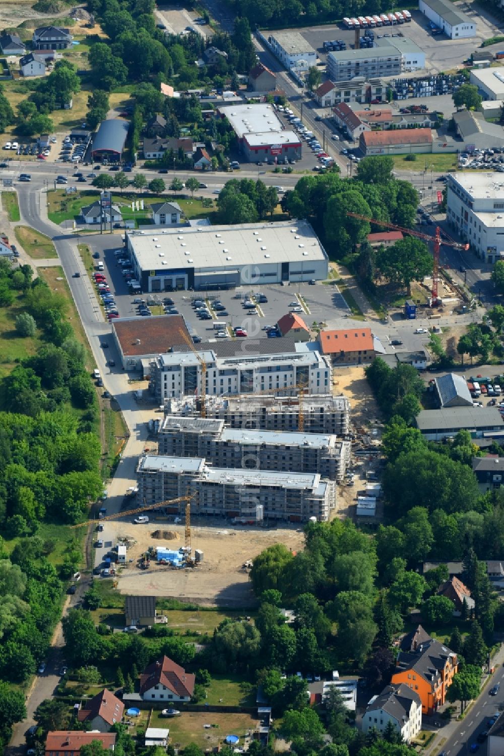 Berlin von oben - Baustelle zum Neubau einer Mehrfamilienhaus-Wohnanlage An der Schule im Stadtteil Mahlsdorf in Berlin