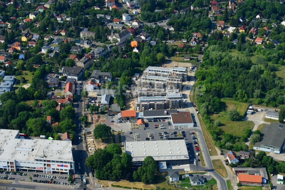 Berlin von oben - Baustelle zum Neubau einer Mehrfamilienhaus-Wohnanlage An der Schule im Stadtteil Mahlsdorf in Berlin