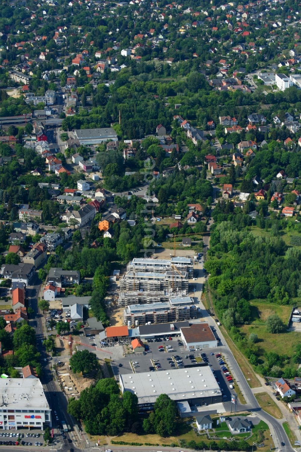 Berlin aus der Vogelperspektive: Baustelle zum Neubau einer Mehrfamilienhaus-Wohnanlage An der Schule im Stadtteil Mahlsdorf in Berlin