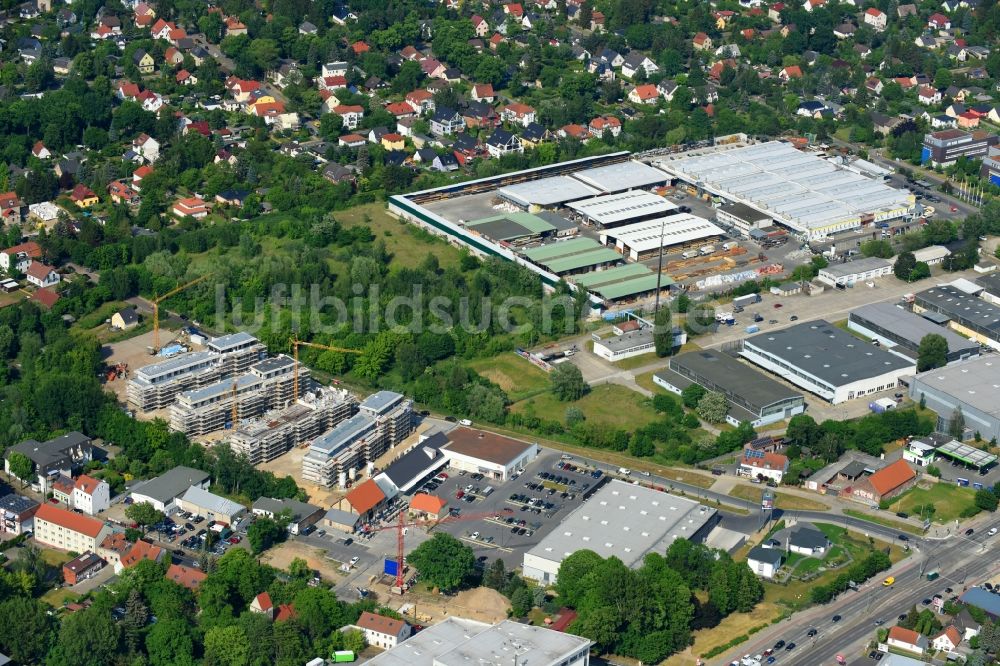 Luftaufnahme Berlin - Baustelle zum Neubau einer Mehrfamilienhaus-Wohnanlage An der Schule im Stadtteil Mahlsdorf in Berlin