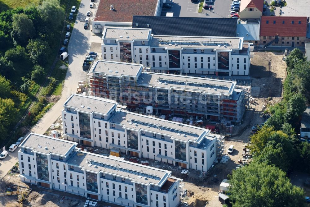 Berlin von oben - Baustelle zum Neubau einer Mehrfamilienhaus-Wohnanlage An der Schule im Stadtteil Mahlsdorf in Berlin