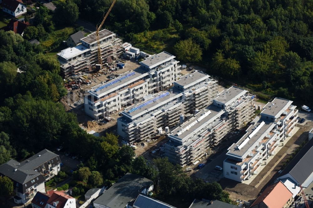 Luftbild Berlin - Baustelle zum Neubau einer Mehrfamilienhaus-Wohnanlage An der Schule im Stadtteil Mahlsdorf in Berlin