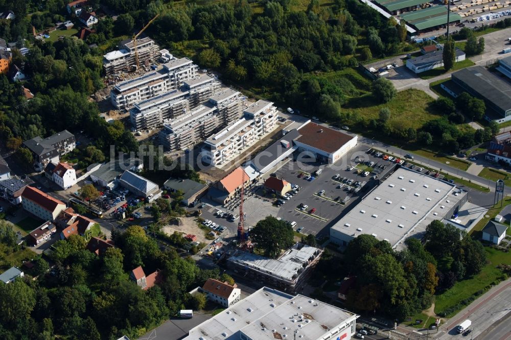 Luftaufnahme Berlin - Baustelle zum Neubau einer Mehrfamilienhaus-Wohnanlage An der Schule im Stadtteil Mahlsdorf in Berlin