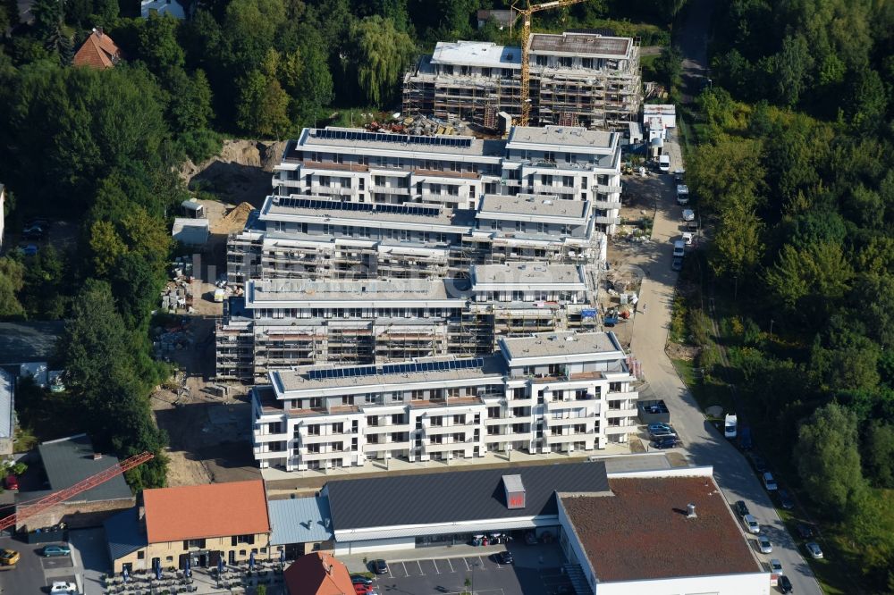 Berlin von oben - Baustelle zum Neubau einer Mehrfamilienhaus-Wohnanlage An der Schule im Stadtteil Mahlsdorf in Berlin