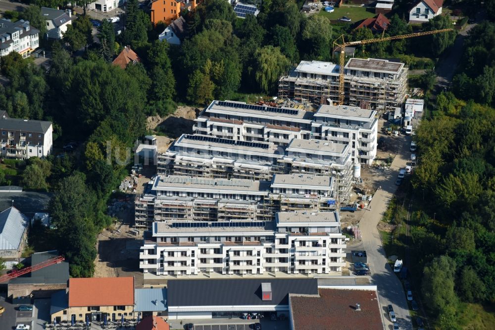 Berlin aus der Vogelperspektive: Baustelle zum Neubau einer Mehrfamilienhaus-Wohnanlage An der Schule im Stadtteil Mahlsdorf in Berlin