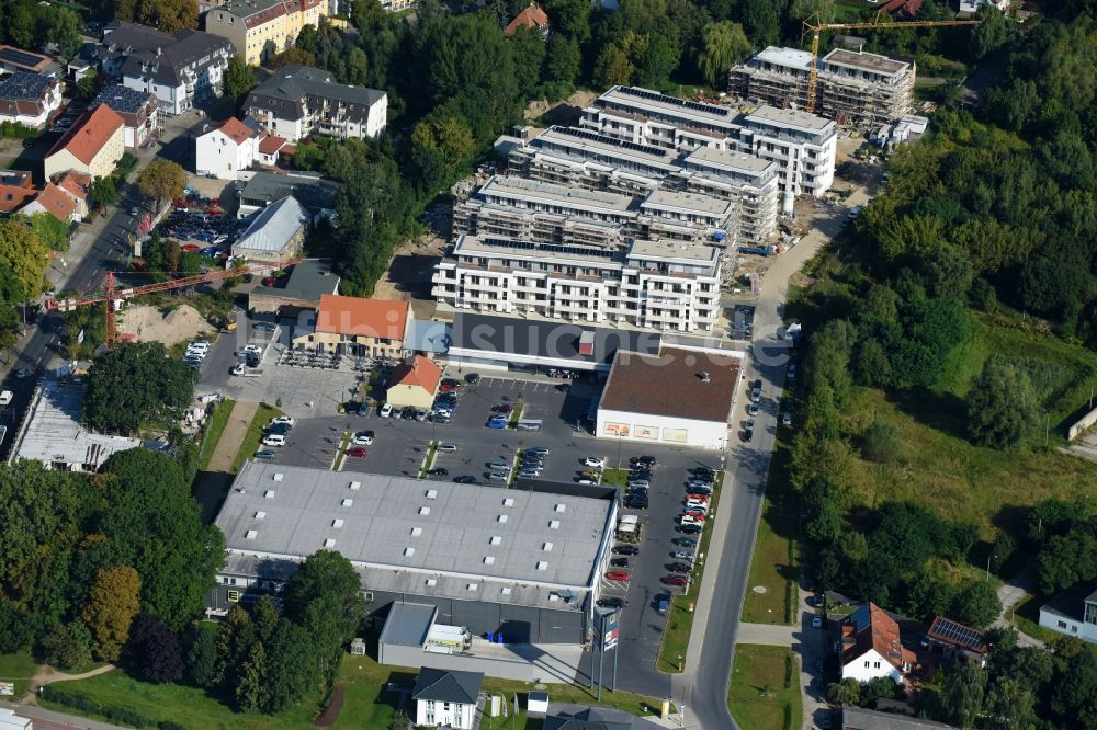 Luftbild Berlin - Baustelle zum Neubau einer Mehrfamilienhaus-Wohnanlage An der Schule im Stadtteil Mahlsdorf in Berlin