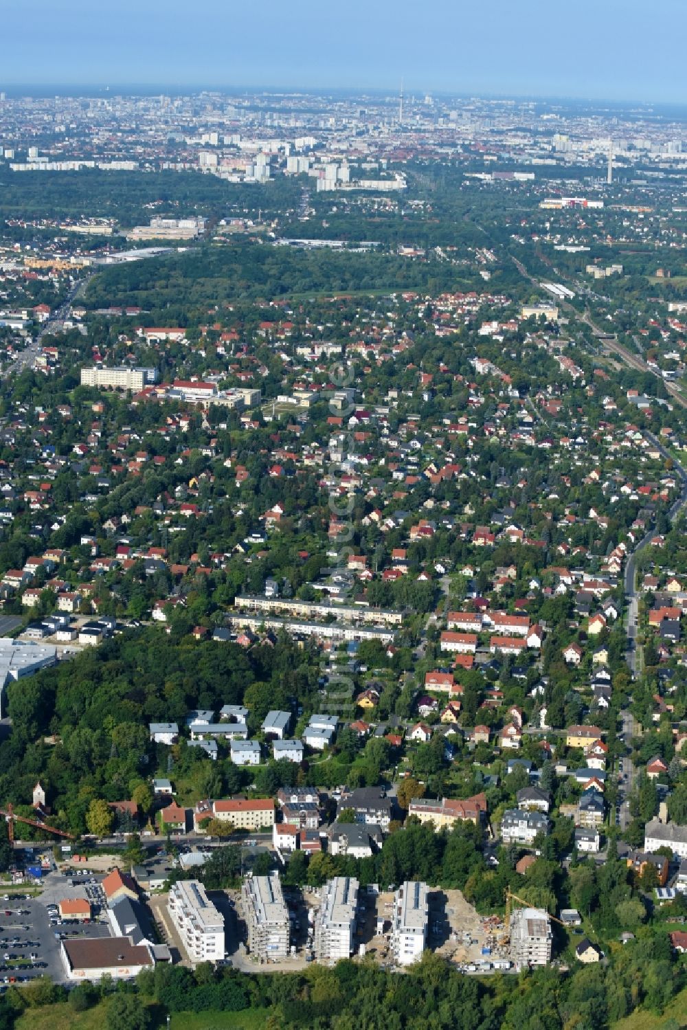 Berlin von oben - Baustelle zum Neubau einer Mehrfamilienhaus-Wohnanlage An der Schule im Stadtteil Mahlsdorf in Berlin