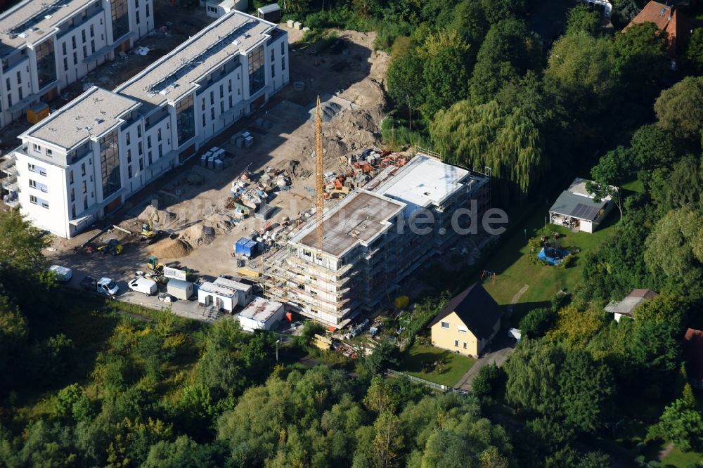 Berlin aus der Vogelperspektive: Baustelle zum Neubau einer Mehrfamilienhaus-Wohnanlage An der Schule im Stadtteil Mahlsdorf in Berlin