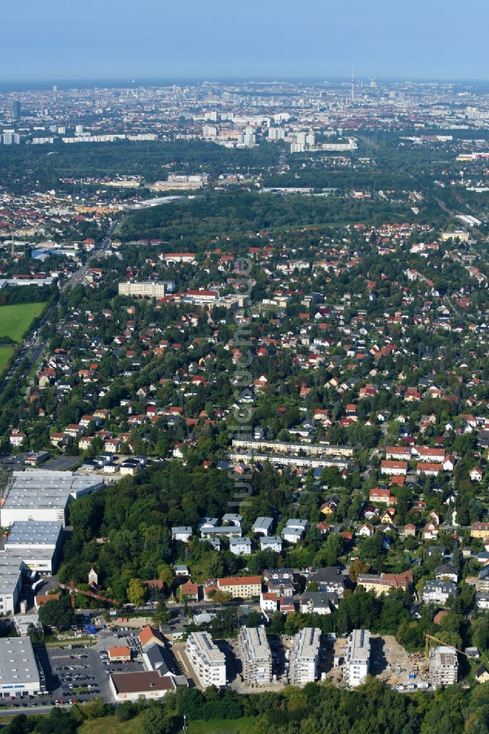 Berlin von oben - Baustelle zum Neubau einer Mehrfamilienhaus-Wohnanlage An der Schule im Stadtteil Mahlsdorf in Berlin