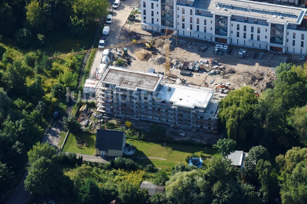 Luftbild Berlin - Baustelle zum Neubau einer Mehrfamilienhaus-Wohnanlage An der Schule im Stadtteil Mahlsdorf in Berlin