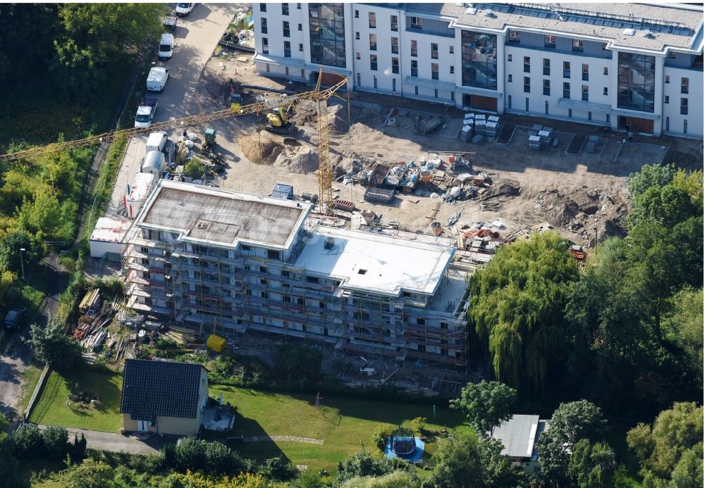 Luftaufnahme Berlin - Baustelle zum Neubau einer Mehrfamilienhaus-Wohnanlage An der Schule im Stadtteil Mahlsdorf in Berlin