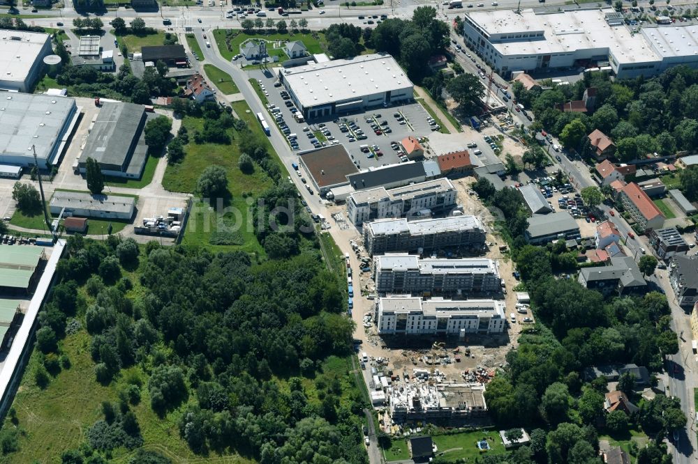 Berlin von oben - Baustelle zum Neubau einer Mehrfamilienhaus-Wohnanlage An der Schule im Stadtteil Mahlsdorf in Berlin