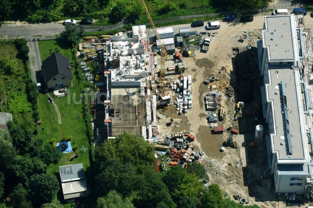 Berlin von oben - Baustelle zum Neubau einer Mehrfamilienhaus-Wohnanlage An der Schule im Stadtteil Mahlsdorf in Berlin