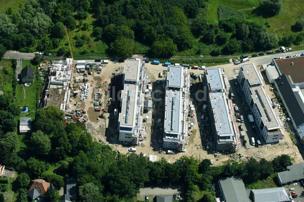 Berlin aus der Vogelperspektive: Baustelle zum Neubau einer Mehrfamilienhaus-Wohnanlage An der Schule im Stadtteil Mahlsdorf in Berlin