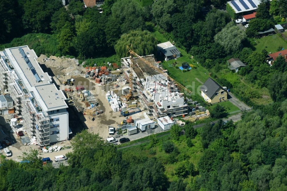 Berlin aus der Vogelperspektive: Baustelle zum Neubau einer Mehrfamilienhaus-Wohnanlage An der Schule im Stadtteil Mahlsdorf in Berlin