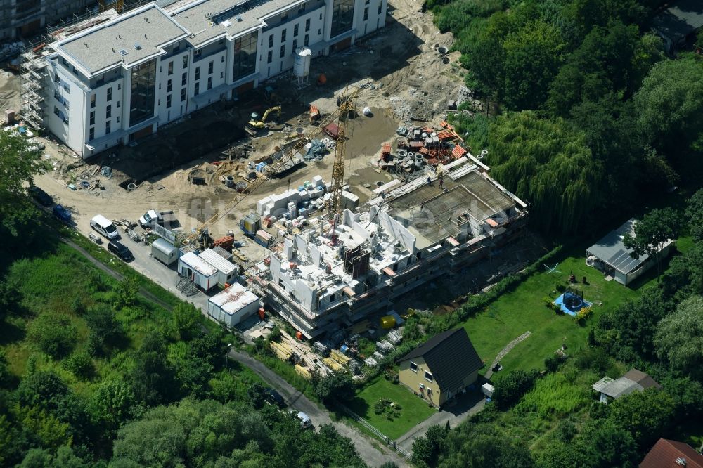 Luftaufnahme Berlin - Baustelle zum Neubau einer Mehrfamilienhaus-Wohnanlage An der Schule im Stadtteil Mahlsdorf in Berlin