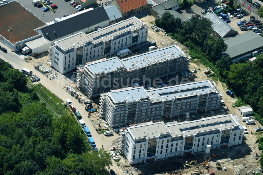 Berlin von oben - Baustelle zum Neubau einer Mehrfamilienhaus-Wohnanlage An der Schule im Stadtteil Mahlsdorf in Berlin