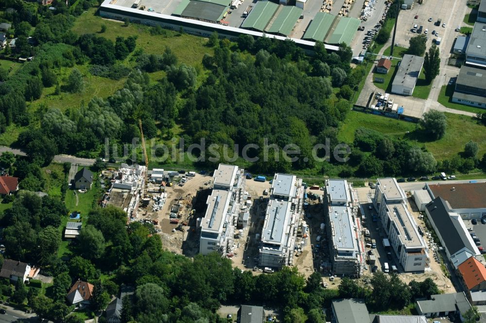 Luftaufnahme Berlin - Baustelle zum Neubau einer Mehrfamilienhaus-Wohnanlage An der Schule im Stadtteil Mahlsdorf in Berlin