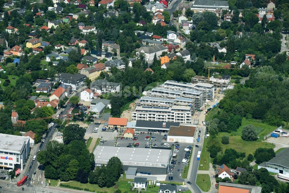 Luftaufnahme Berlin - Baustelle zum Neubau einer Mehrfamilienhaus-Wohnanlage An der Schule im Stadtteil Mahlsdorf in Berlin