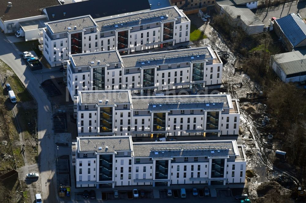 Luftaufnahme Berlin - Baustelle zum Neubau einer Mehrfamilienhaus-Wohnanlage An der Schule im Stadtteil Mahlsdorf in Berlin