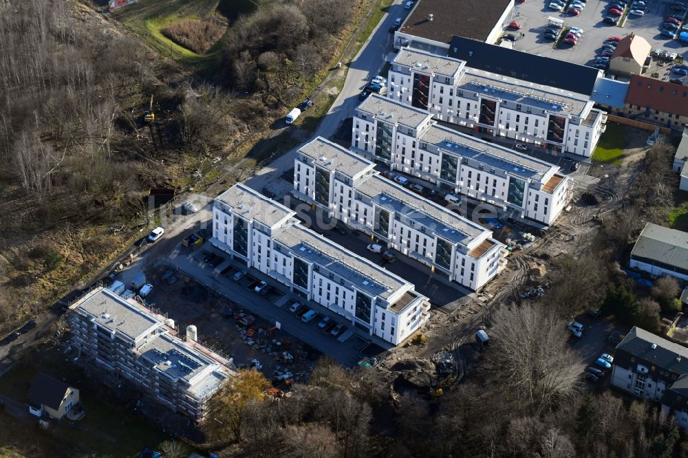 Berlin von oben - Baustelle zum Neubau einer Mehrfamilienhaus-Wohnanlage An der Schule im Stadtteil Mahlsdorf in Berlin