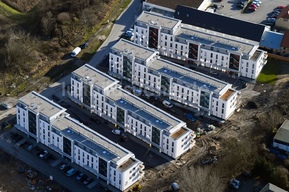 Berlin aus der Vogelperspektive: Baustelle zum Neubau einer Mehrfamilienhaus-Wohnanlage An der Schule im Stadtteil Mahlsdorf in Berlin