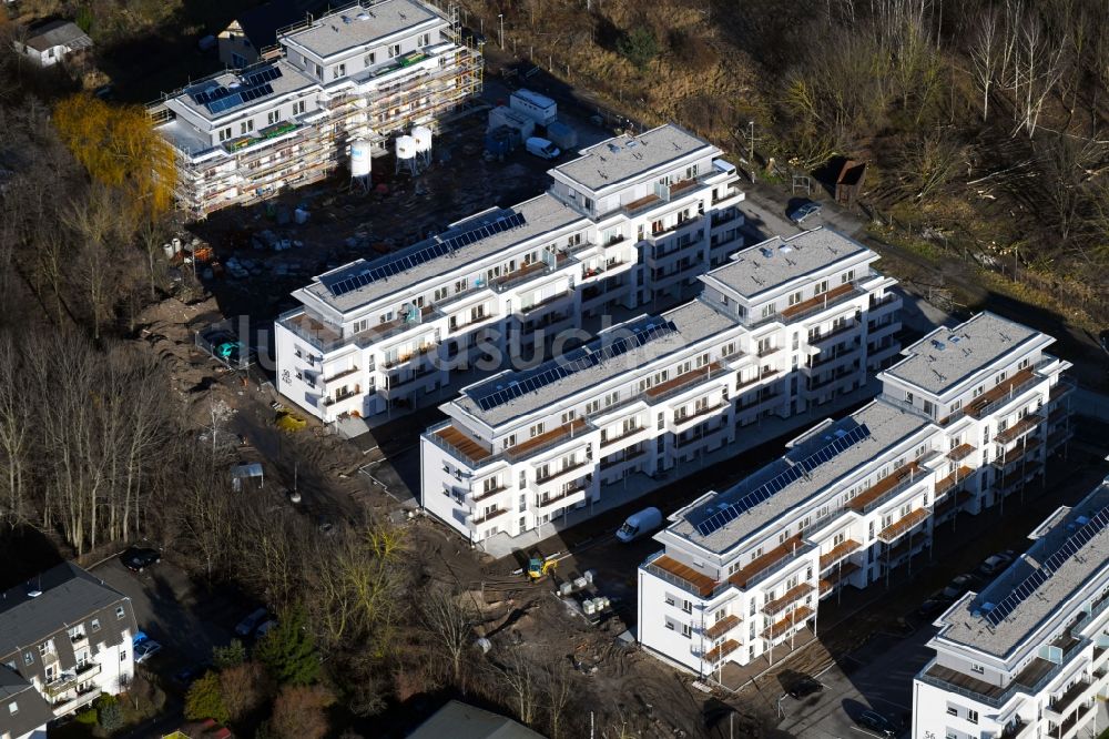 Berlin von oben - Baustelle zum Neubau einer Mehrfamilienhaus-Wohnanlage An der Schule im Stadtteil Mahlsdorf in Berlin