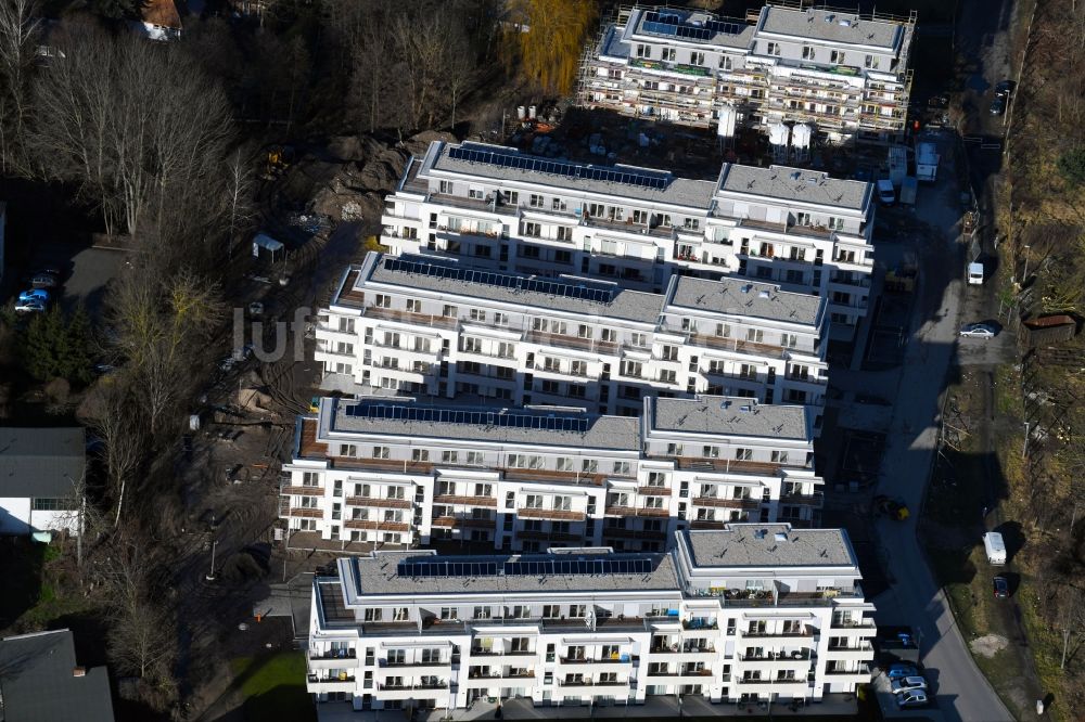 Luftaufnahme Berlin - Baustelle zum Neubau einer Mehrfamilienhaus-Wohnanlage An der Schule im Stadtteil Mahlsdorf in Berlin