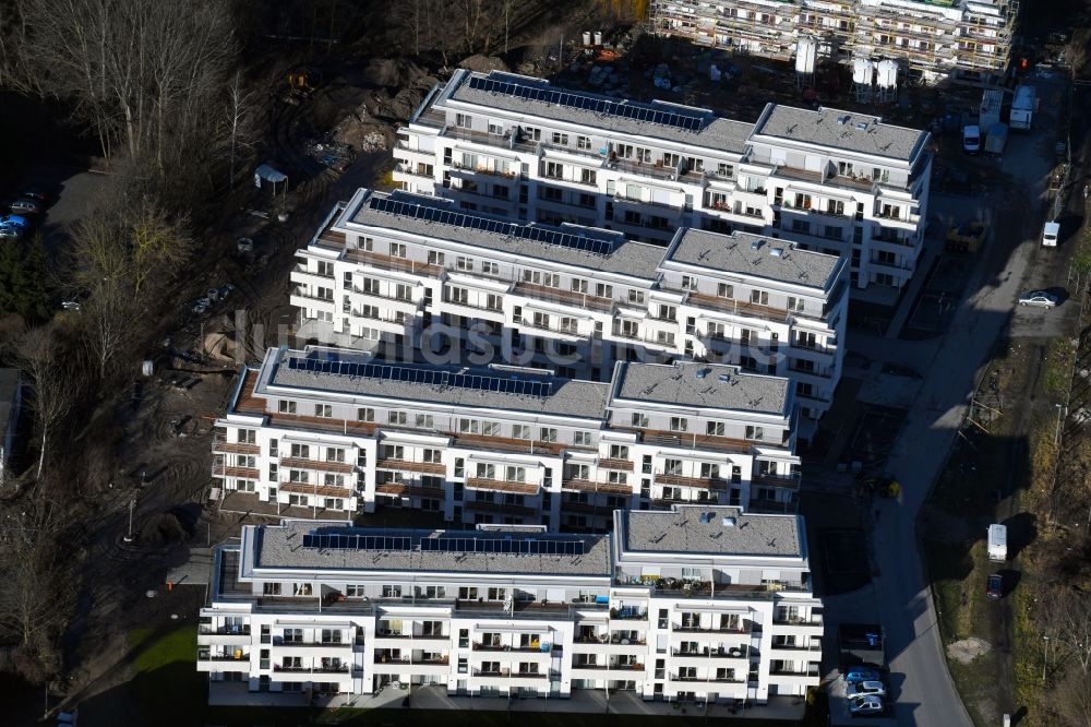 Berlin von oben - Baustelle zum Neubau einer Mehrfamilienhaus-Wohnanlage An der Schule im Stadtteil Mahlsdorf in Berlin