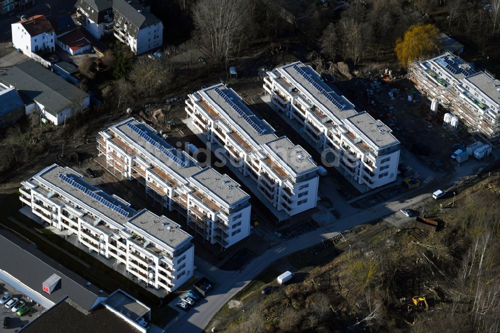 Luftbild Berlin - Baustelle zum Neubau einer Mehrfamilienhaus-Wohnanlage An der Schule im Stadtteil Mahlsdorf in Berlin