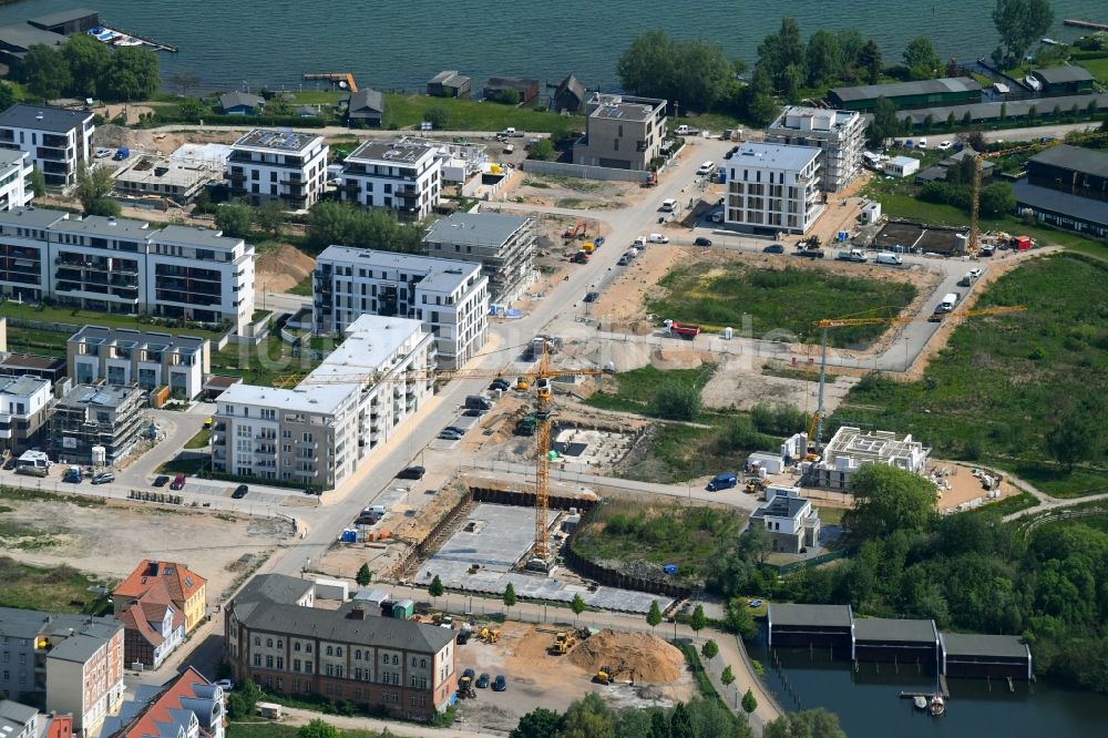 Schwerin aus der Vogelperspektive: Baustelle zum Neubau einer Mehrfamilienhaus-Wohnanlage an der Schwaneninsel in Schwerin im Bundesland Mecklenburg-Vorpommern, Deutschland