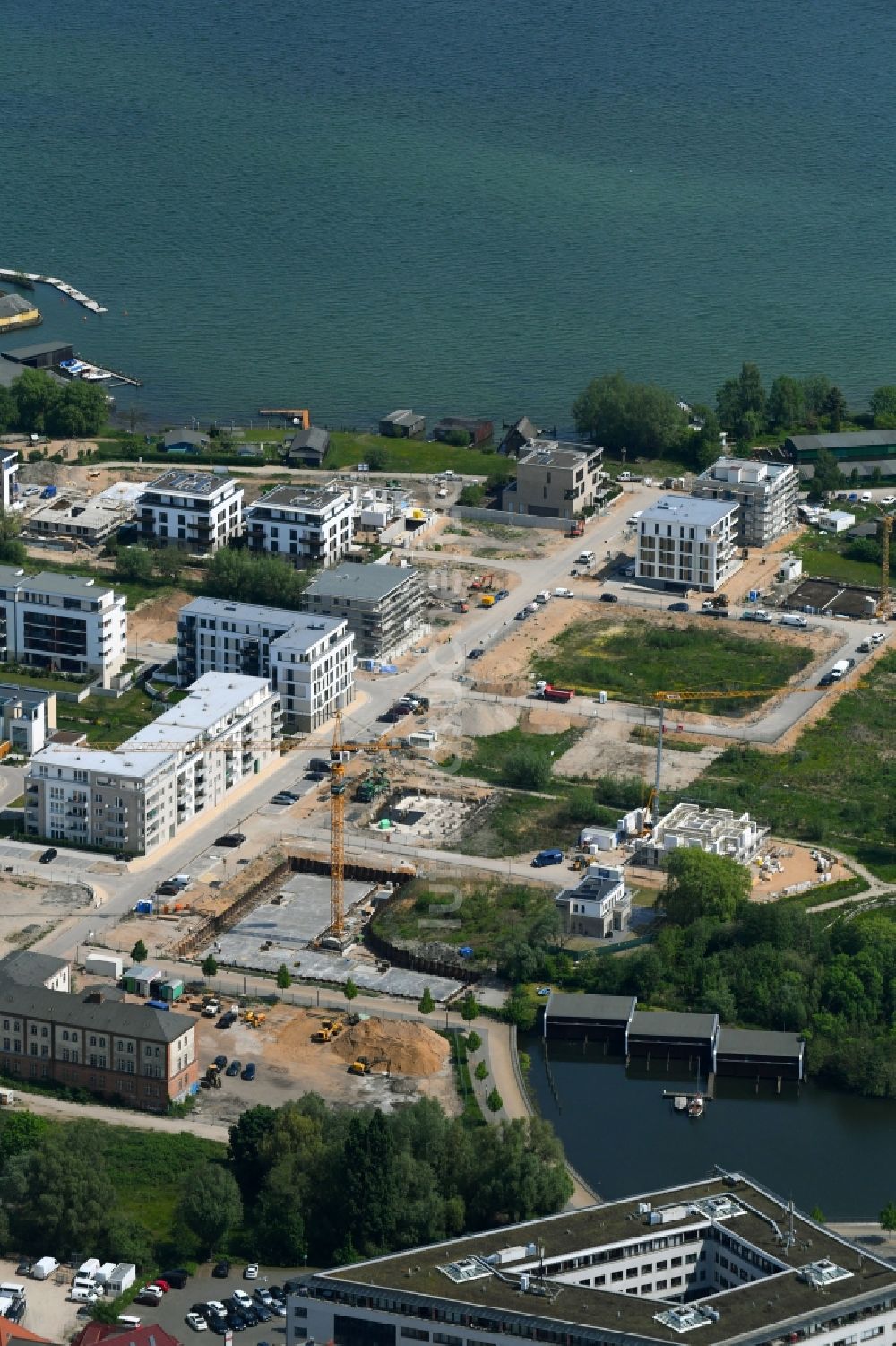 Luftbild Schwerin - Baustelle zum Neubau einer Mehrfamilienhaus-Wohnanlage an der Schwaneninsel in Schwerin im Bundesland Mecklenburg-Vorpommern, Deutschland