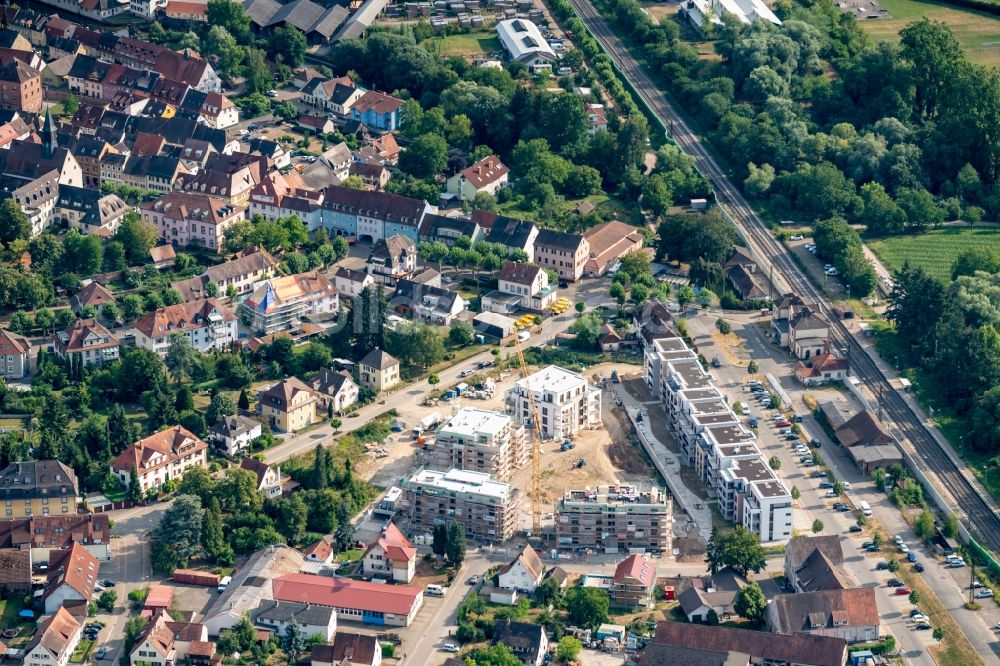 Kenzingen von oben - Baustelle zum Neubau einer Mehrfamilienhaus-Wohnanlage Seeleben im Kenzinger Quartier am Wasser in Kenzingen im Bundesland Baden-Württemberg, Deutschland