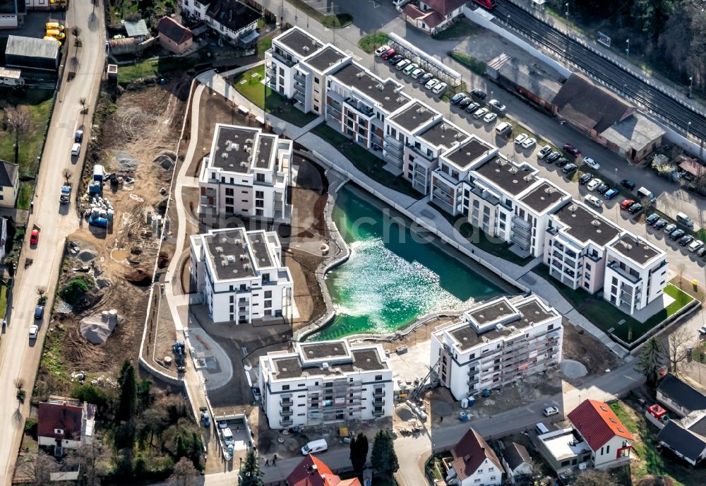 Kenzingen von oben - Baustelle zum Neubau einer Mehrfamilienhaus-Wohnanlage Seeleben im Kenzinger Quartier am Wasser in Kenzingen im Bundesland Baden-Württemberg, Deutschland