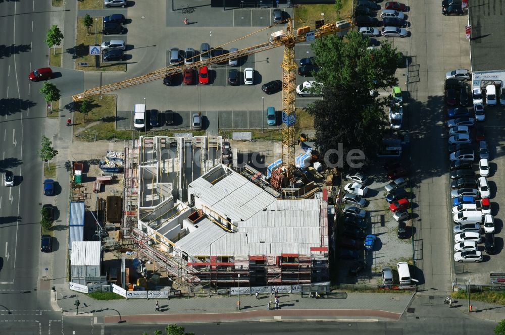 Berlin aus der Vogelperspektive: Baustelle zum Neubau einer Mehrfamilienhaus-Wohnanlage der SelaGroup GmbH an der Lückstraße Ecke Rummelsburger Straße im Ortsteil Lichtenberg in Berlin, Deutschland