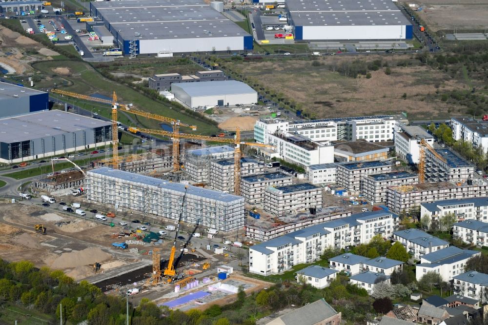 Schönefeld von oben - Baustelle zum Neubau einer Mehrfamilienhaus-Wohnanlage Sonnenhöfe in Schönefeld im Bundesland Brandenburg, Deutschland