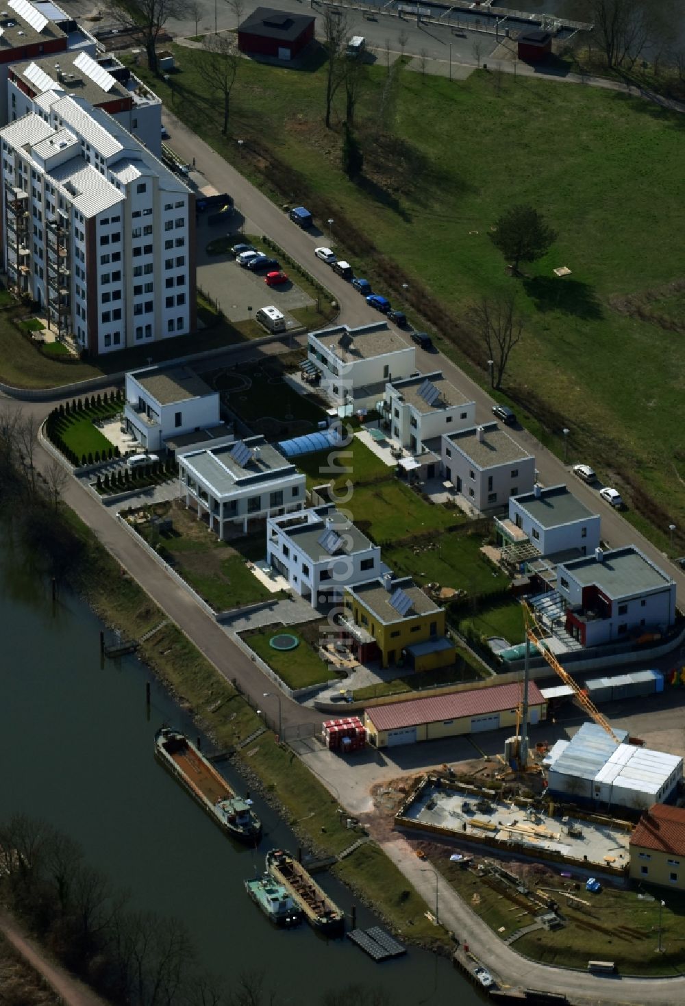 Halle (Saale) von oben - Baustelle zum Neubau einer Mehrfamilienhaus-Wohnanlage Sophienhafen auf der Saline-Insel im Hafenviertel im Ortsteil Stadtbezirk West in Halle (Saale) im Bundesland Sachsen-Anhalt